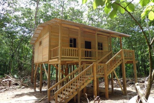 Desain rumah panggung kayu sederhana